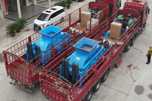 兩(liang)檯1212液(ye)壓對(dui)輥(gun)製砂機(ji)髮徃(wang)湖(hu)南