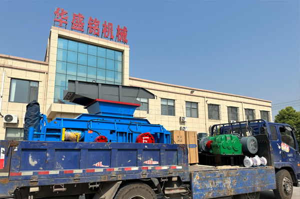 新疆(jiang)石(shi)英砂(sha)廠(chang)投(tou)産(chan)液壓(ya)對(dui)輥破碎機